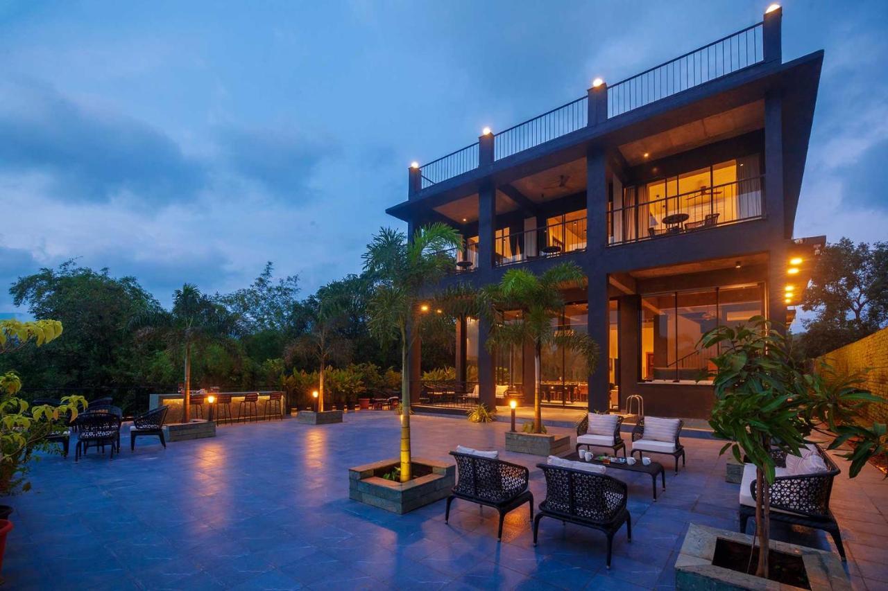 Sunset Boulevard By Stayvista - Lakeside Villa With Pet-Friendly Ambiance, Deck, Terrace, Plunge Pool & Modern Flair Karjat Eksteriør bilde