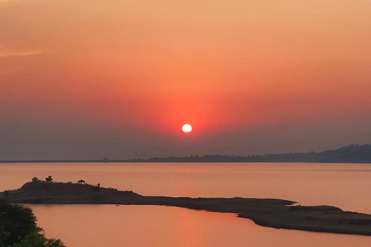 Sunset Boulevard By Stayvista - Lakeside Villa With Pet-Friendly Ambiance, Deck, Terrace, Plunge Pool & Modern Flair Karjat Eksteriør bilde